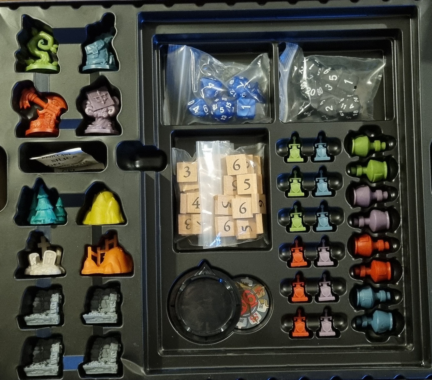 D6: Dungeons, Dudes, Dames, Danger, Dice and Dragons! + Udvidelse